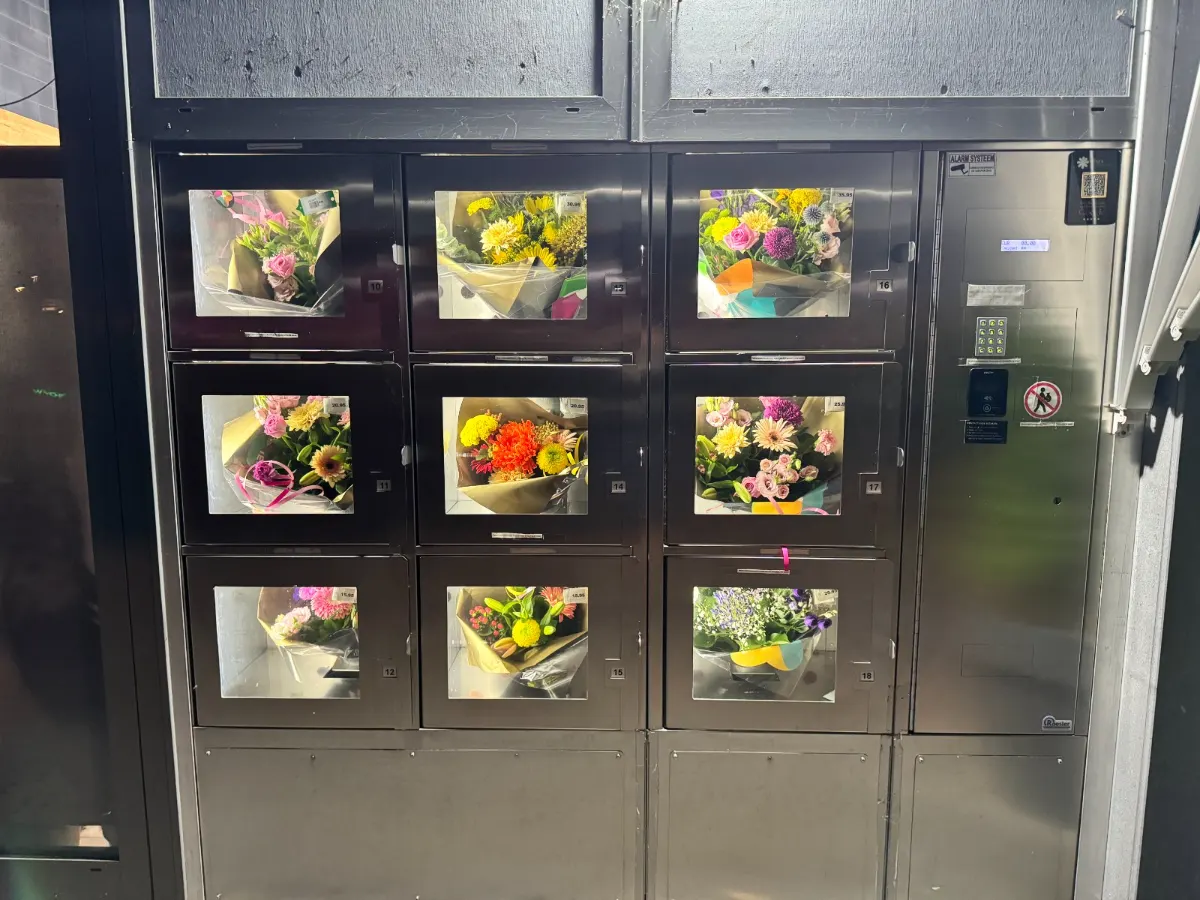 Bloemenautomaat van Jeniffersbloemen aan de Europalaan, gevuld met verse boeketten