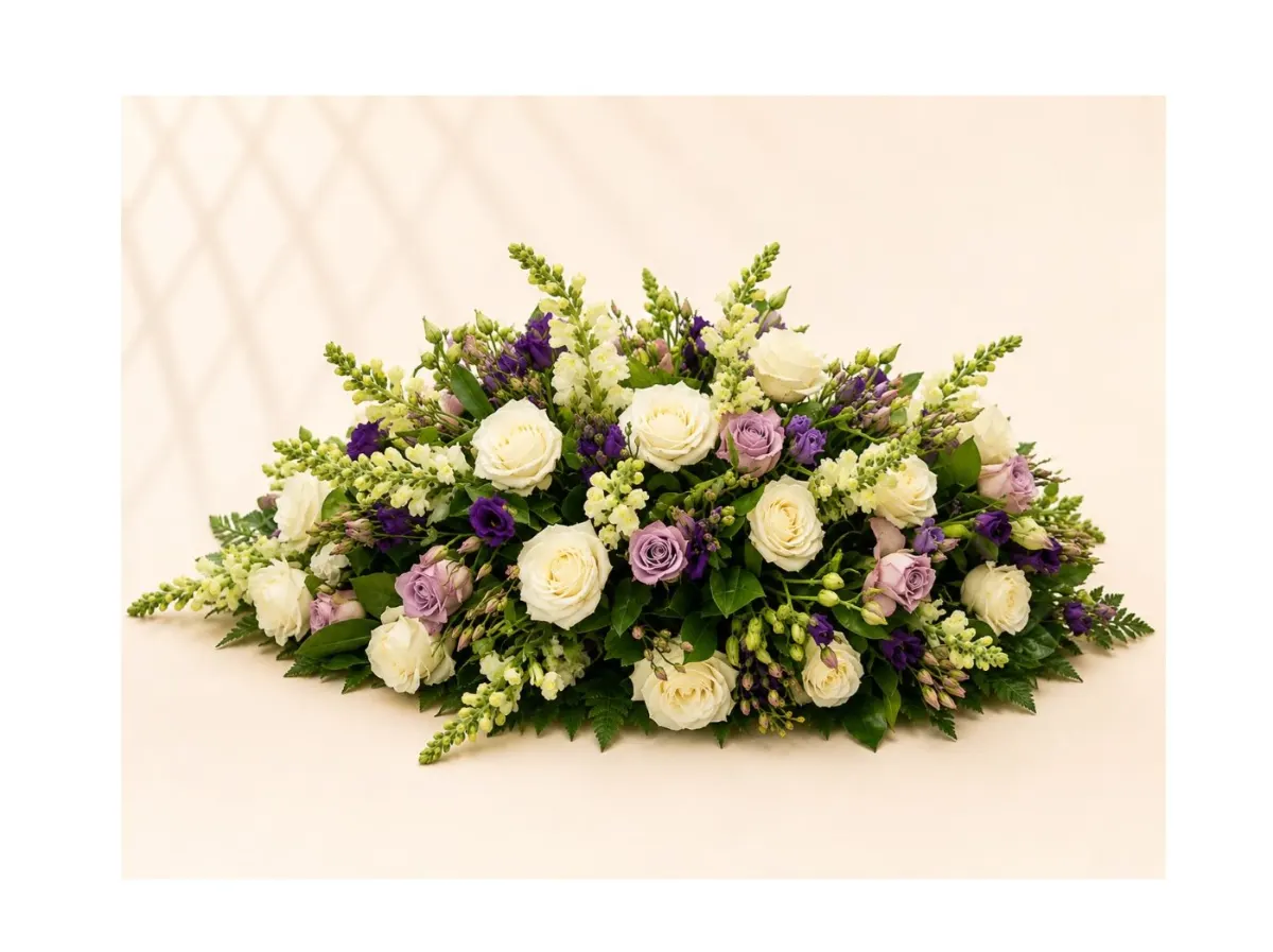 Ovaal rouwstuk met witte rozen, lila rozen en paarse lisianthus