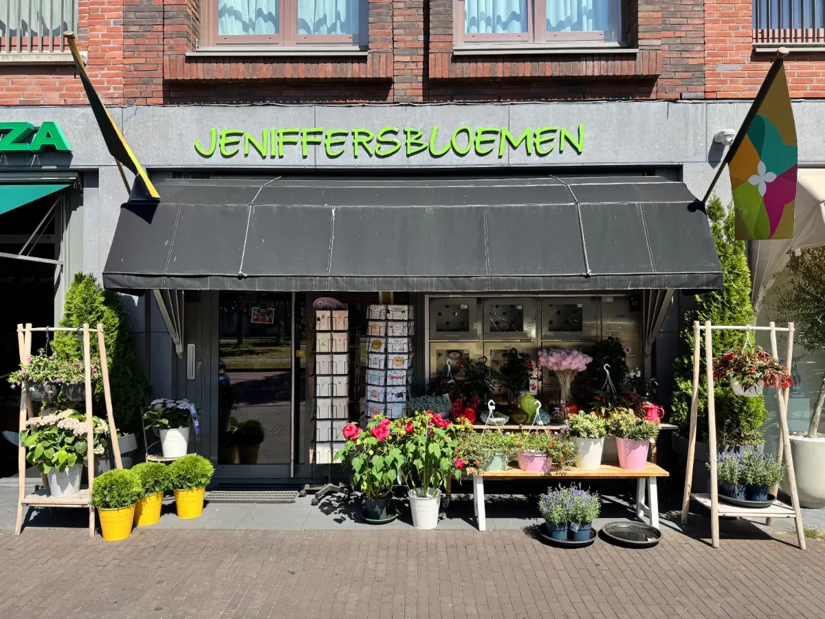 Winkelgevel van Jeniffersbloemen aan de Europalaan 818 in Almere Poort
